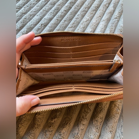 Michael Kors Wallet - Picture 5 of 6